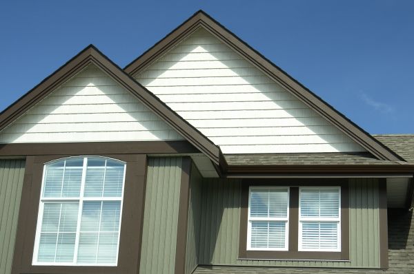 Vertical Vinyl Siding Repair in Oakland